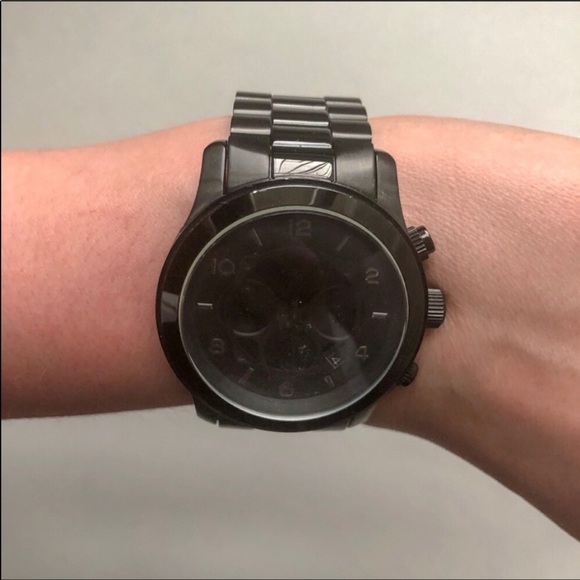 Michael Kors Oversized Watch - Picture 6 of 7